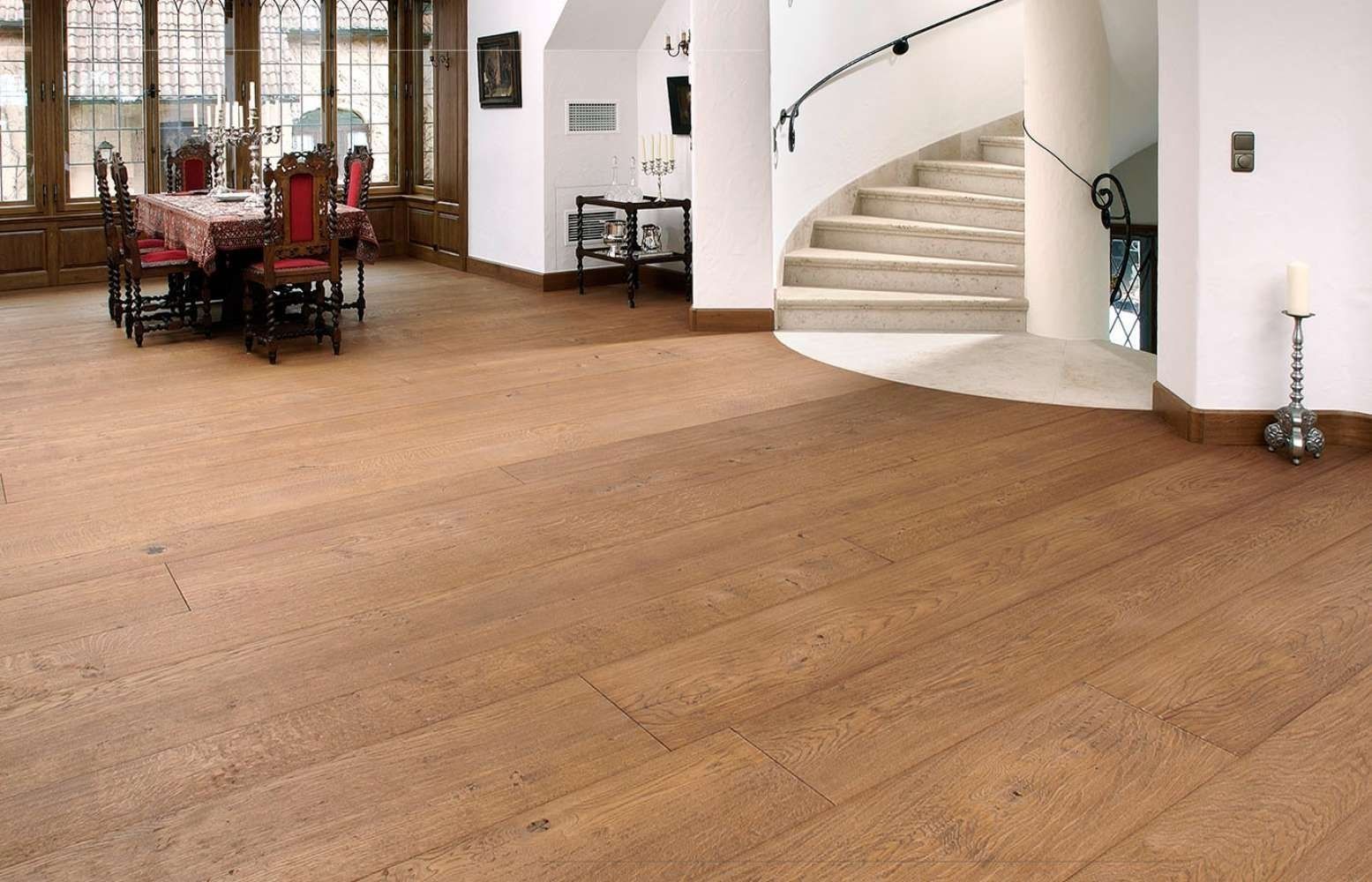 Un comedor con mesa y sillas y escaleras.