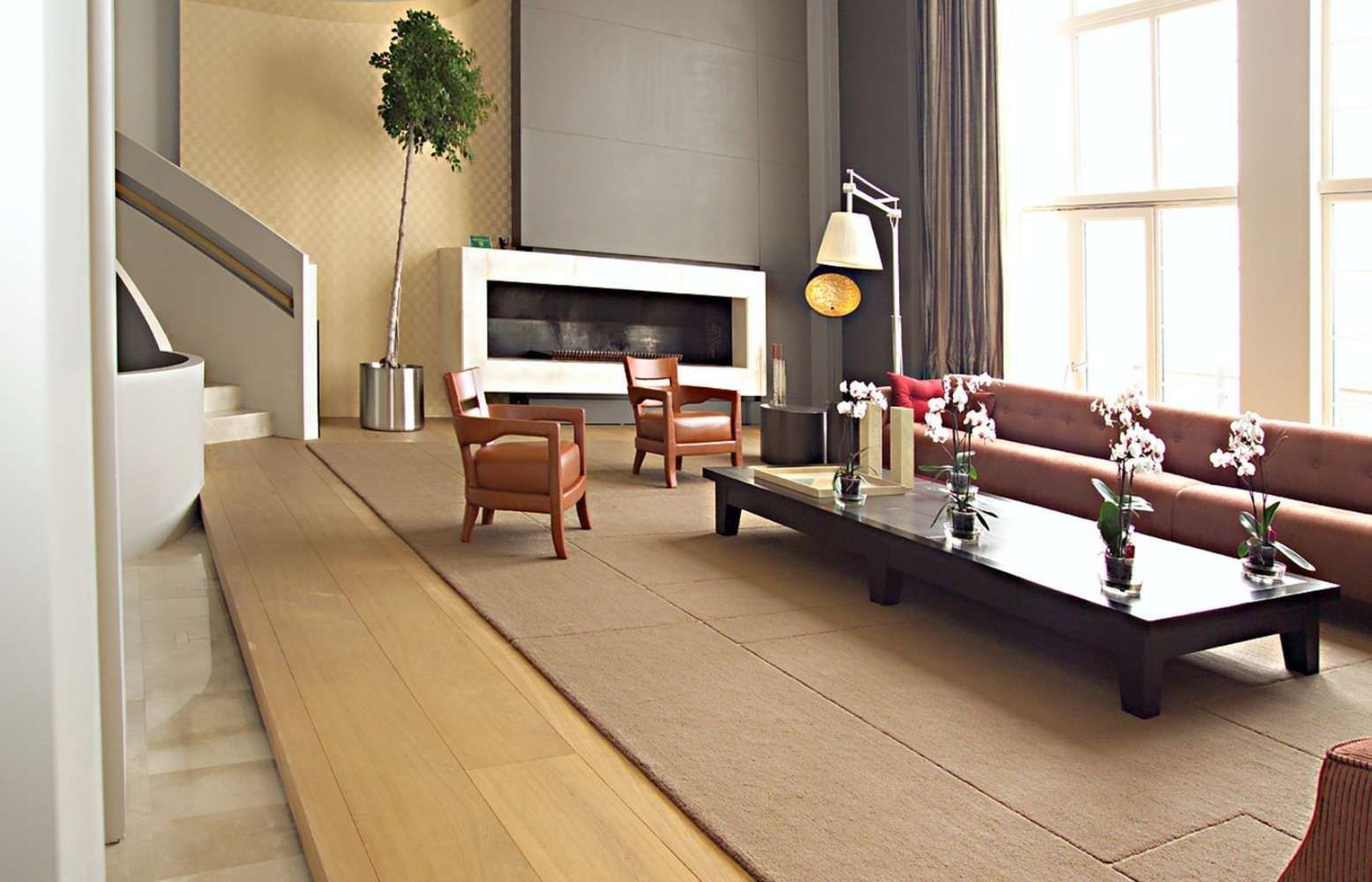 Una sala de estar llena de muebles y una chimenea.