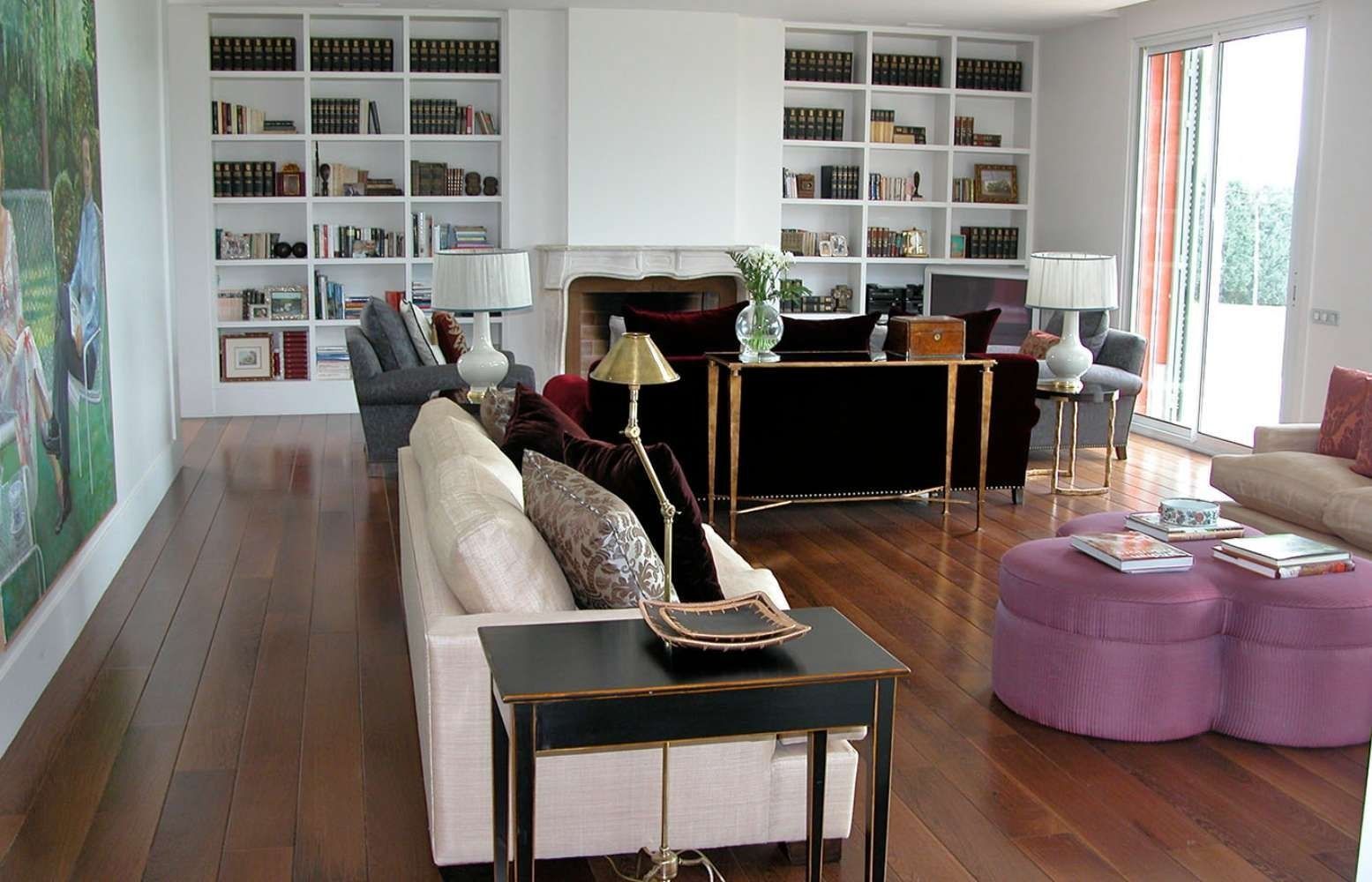 Una sala de estar llena de muebles y estanterías.