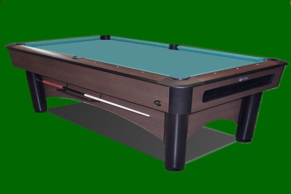 Una mesa de billar marrón y negra con tablero de fieltro verde azulado sobre un fondo verde. Se ve un taquero en un lateral.