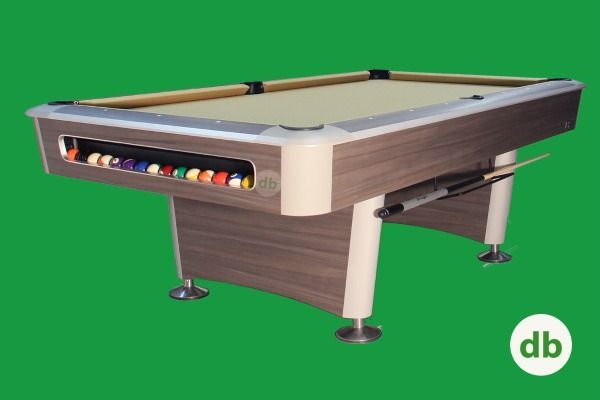 Mesa de billar con fieltro color canela, base de madera oscura y retorno de bolas integrado. Las bolas son visibles.