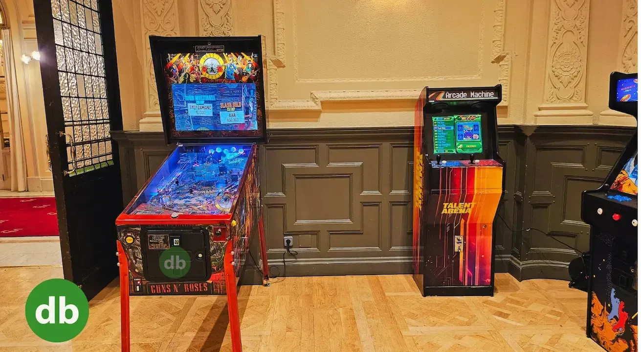 Alquiler de Pinball y Arcade en Barcelona: Máquina Arcade personalizada y Pinball premium para stand