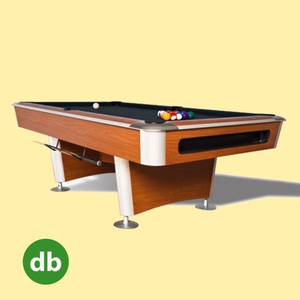 Mesa de billar con acabado en madera marrón y fieltro negro, las bolas están colocadas y listas para jugar.