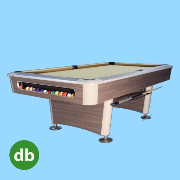 Una mesa de billar moderna con marco de madera y fieltro beige. Las bolas se ven en un soporte en un extremo.