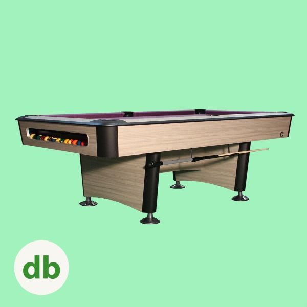 Una mesa de billar con acabado en madera color canela y detalles en negro, fieltro burdeos y un estante de bolas en el costado.