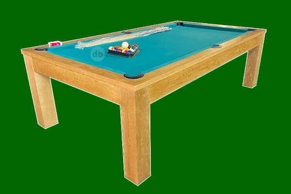 Mesa de billar con superficie de fieltro color verde azulado, marco de madera y un estante de bolas de billar.