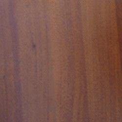 Primer plano de un patrón de vetas de madera de color marrón rojizo con líneas verticales.