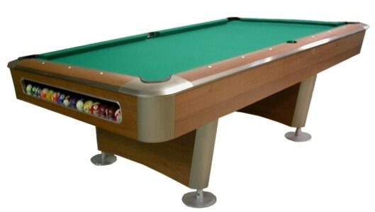 Mesa de billar con fieltro verde y un soporte para bolas en un extremo. Tiene un acabado de madera con detalles plateados en las esquinas.