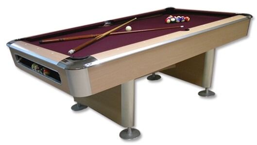 Mesa de billar con superficie de fieltro color burdeos, bolas colocadas y tacos cruzados; marco color canela con detalles plateados y niveladores de patas.
