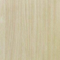 Fondo de veta de madera de color claro con líneas verticales y sutiles variaciones de tono.