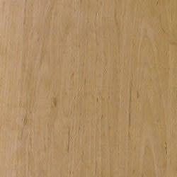 Primer plano de una superficie de madera lisa de color marrón claro. Se aprecian líneas verticales en toda la madera.