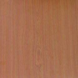 Primer plano de veta de madera de color marrón claro con líneas verticales.