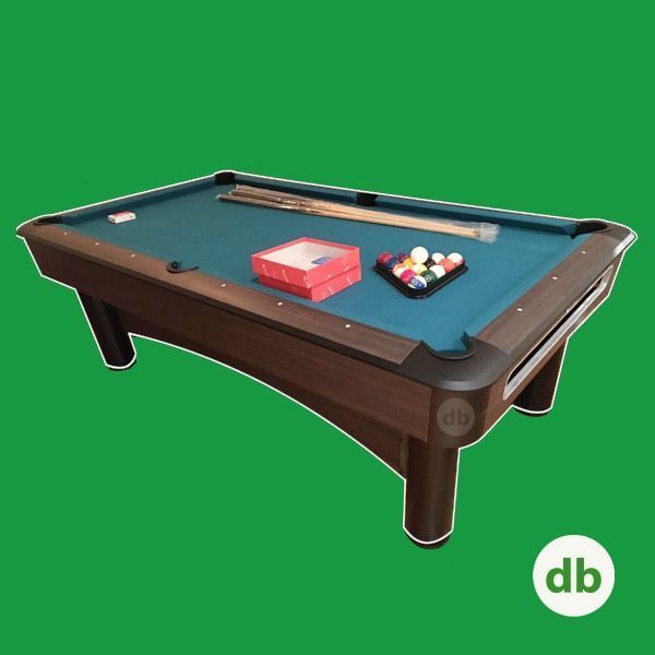 Mesa de billar con accesorios, sobre fondo verde. Mesa de madera marrón con fieltro azul, soporte para bolas, bolas, tacos y una caja roja.