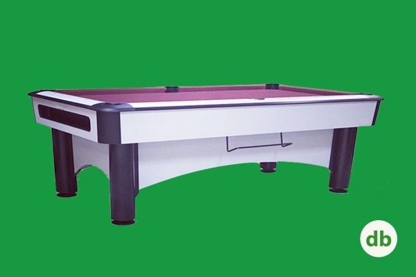 Mesa de billar con superficie de juego de color burdeos, detalles en blanco y gris oscuro y patas de color gris oscuro, sobre un fondo verde.