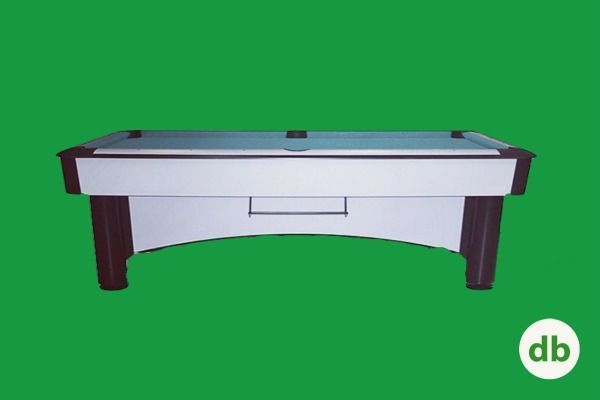 Mesa de billar con mueble blanco y patas marrones sobre fondo verde.
