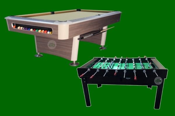 Mesa de billar y futbolín sobre fondo verde. La mesa de billar es beige y marrón. El futbolín es negro.