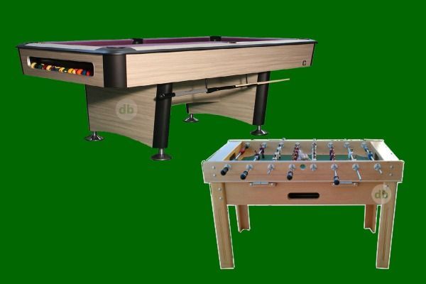 Mesa de billar y futbolín sobre fondo verde. La mesa de billar es de madera clara con detalles en negro; el futbolín también es de madera clara.