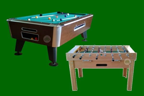 Una mesa de billar y una mesa de futbolín, ambas de color marrón y verde, sobre un fondo verde.