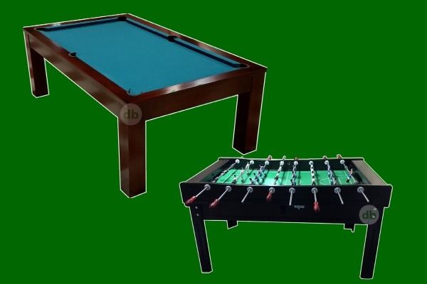 Mesa de billar y futbolín, una junto a la otra, sobre un fondo verde. La mesa de billar es marrón y el futbolín, negro.