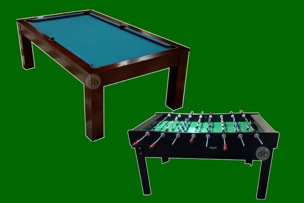 Mesa de billar con fieltro verde azulado y futbolín sobre fondo verde. Ambas son mesas de juego.