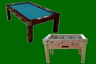 Una mesa de billar con fieltro verde azulado y una mesa de futbolín, ambas sobre un fondo verde.