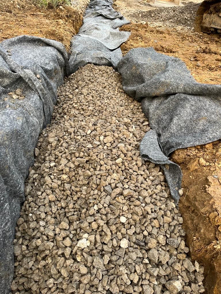 Un montón de grava está encima de un montón de tierra.