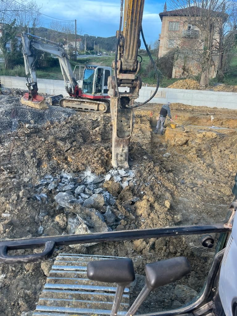 Una excavadora grande está cavando un hoyo en el suelo.