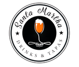 Logotipo de Conita Mastro Drinks & Taps con un vaso de cerveza sobre un círculo negro con borde blanco.