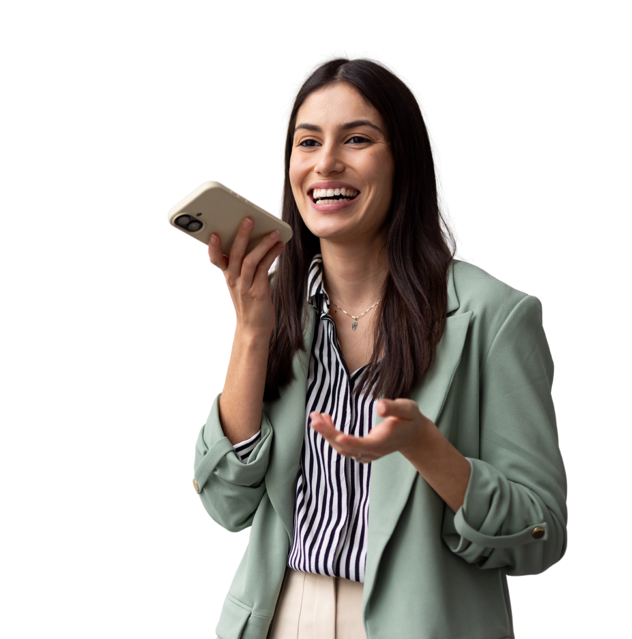 Une personne vêtue d'un blazer et d'une chemise à rayures sourit en tenant un smartphone pour parler.