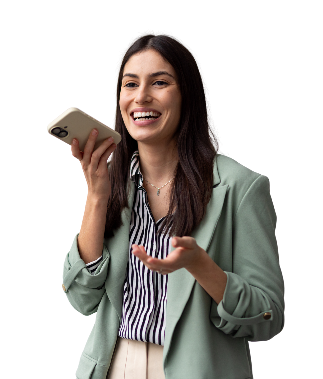 Une personne souriante, vêtue d'un blazer et d'une chemise à rayures, tient un smartphone à l'oreille tout en parlant.