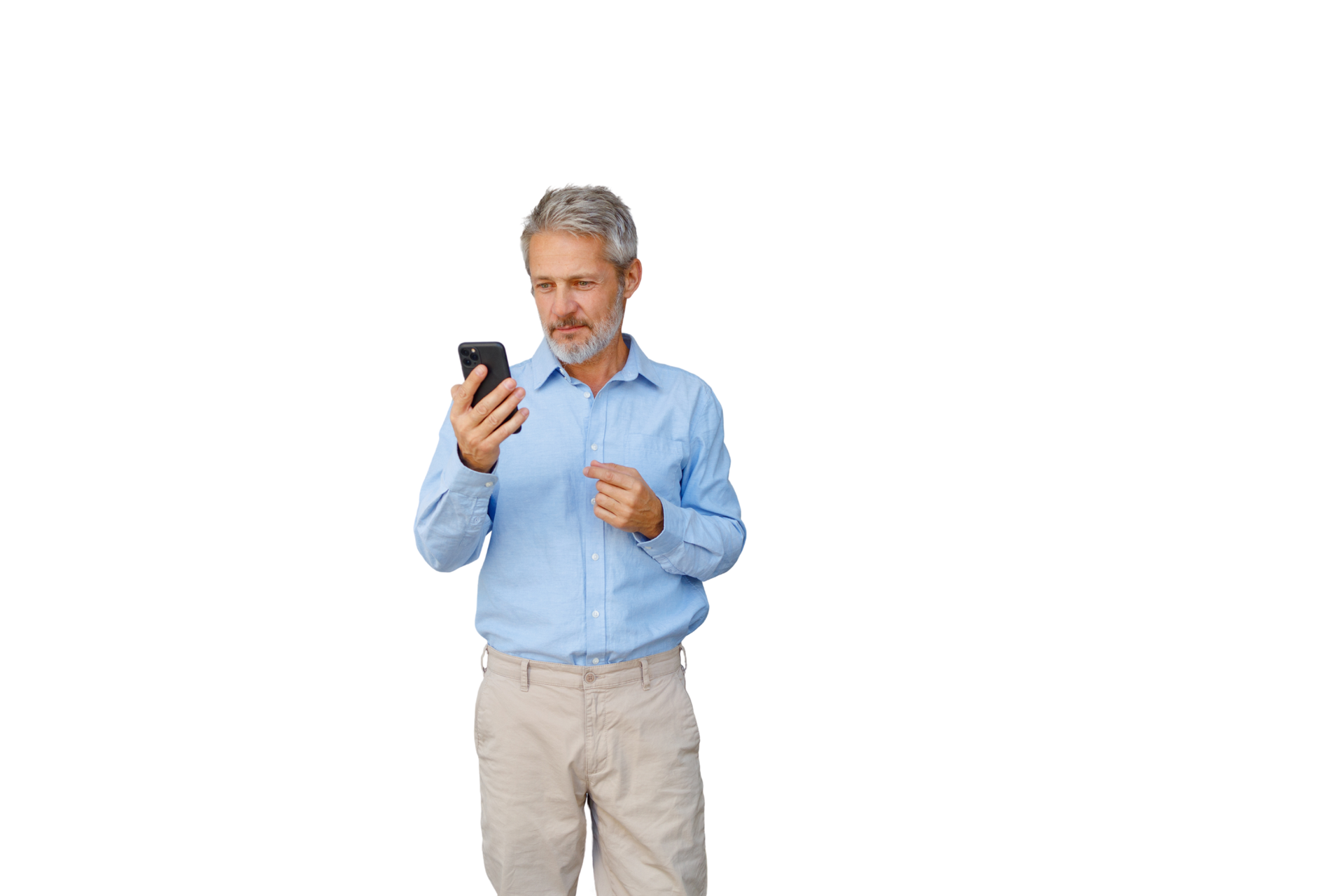 Une personne aux cheveux, vêtue d'une chemise boutonnée et d'un pantalon, regarde un smartphone sur fond.