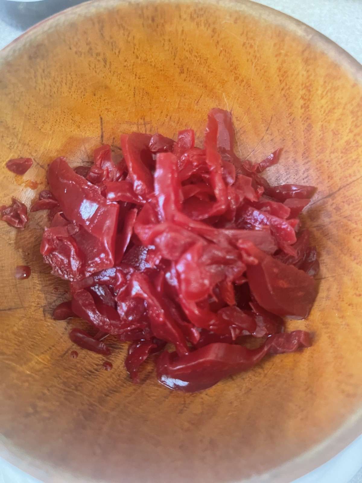 Trozos de fruta roja cortada en un cuenco de madera