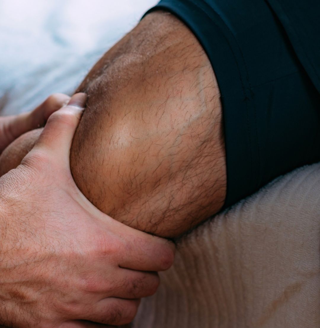 Una persona está tocando el brazo de otra persona con su mano.
