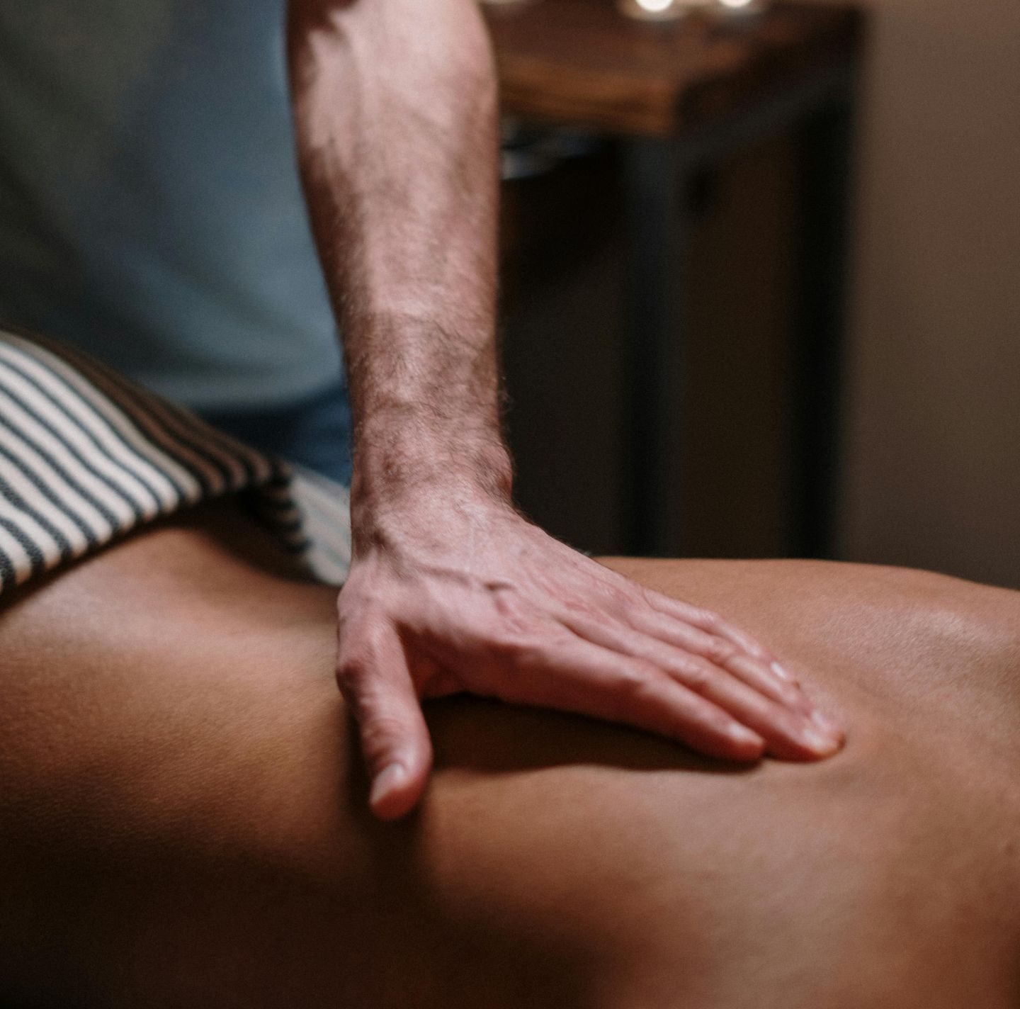 Un hombre le está dando un masaje a una mujer en la espalda.