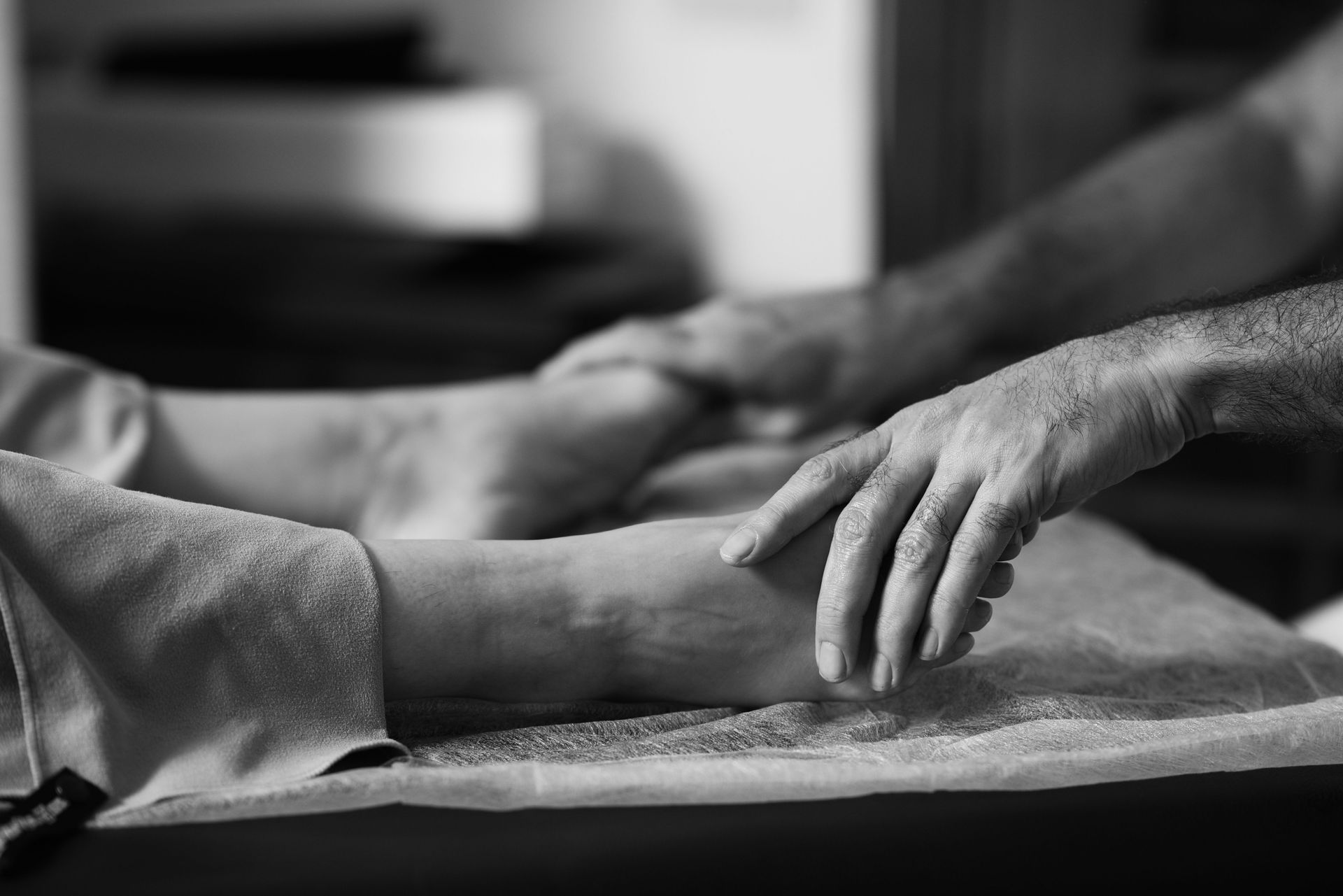 Una fotografía en blanco y negro de una persona recibiendo un masaje.