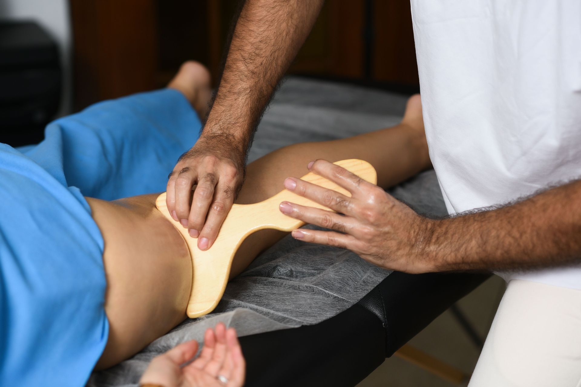 Un hombre le está dando un masaje a una mujer en el estómago.