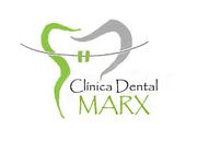 Logotipo de Cl&iacute;nica Dental MARX con un diente estilizado en verde y gris y una l&iacute;nea de hilo dental.