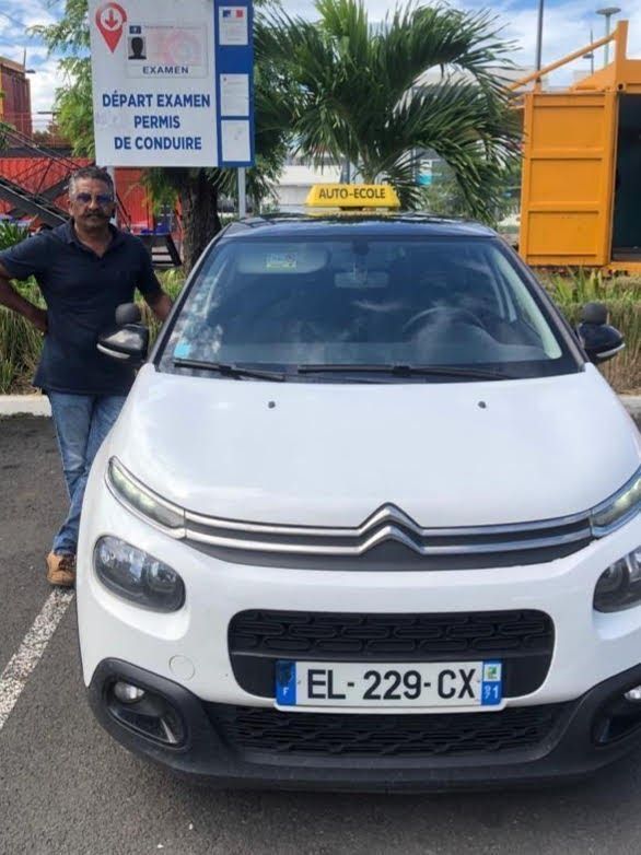 Véhicule de conduite de l'auto-école Virapin