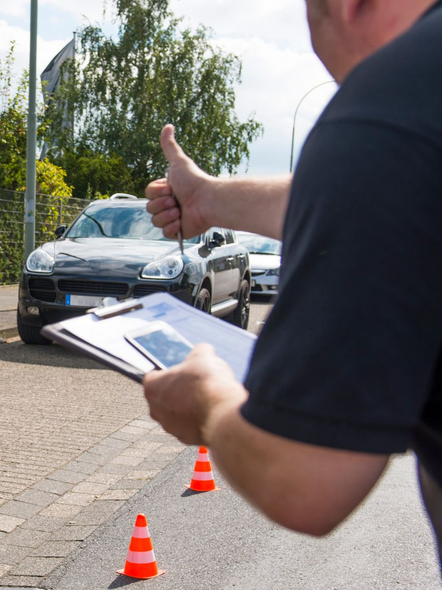 Moniteur d'auto-école encourageant une jeune conductrice