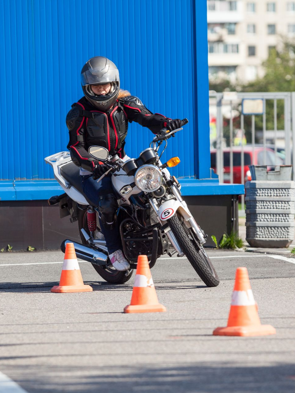 Cours de moto sur piste avec slalom