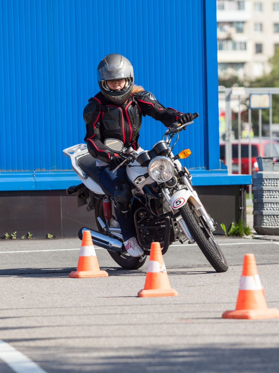 Une personne qui passe le permis moto