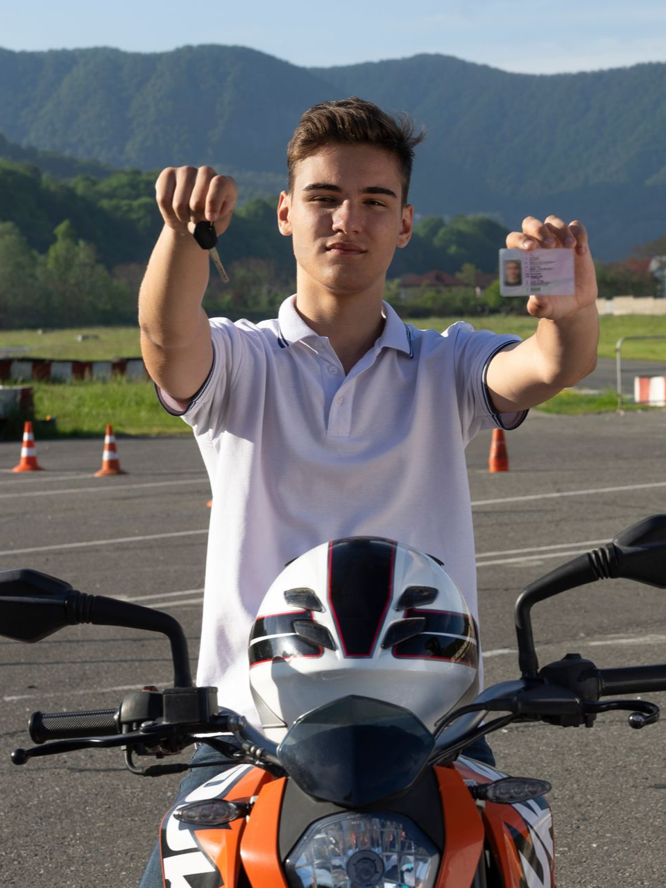 Un jeune homme qui montre son permis moto