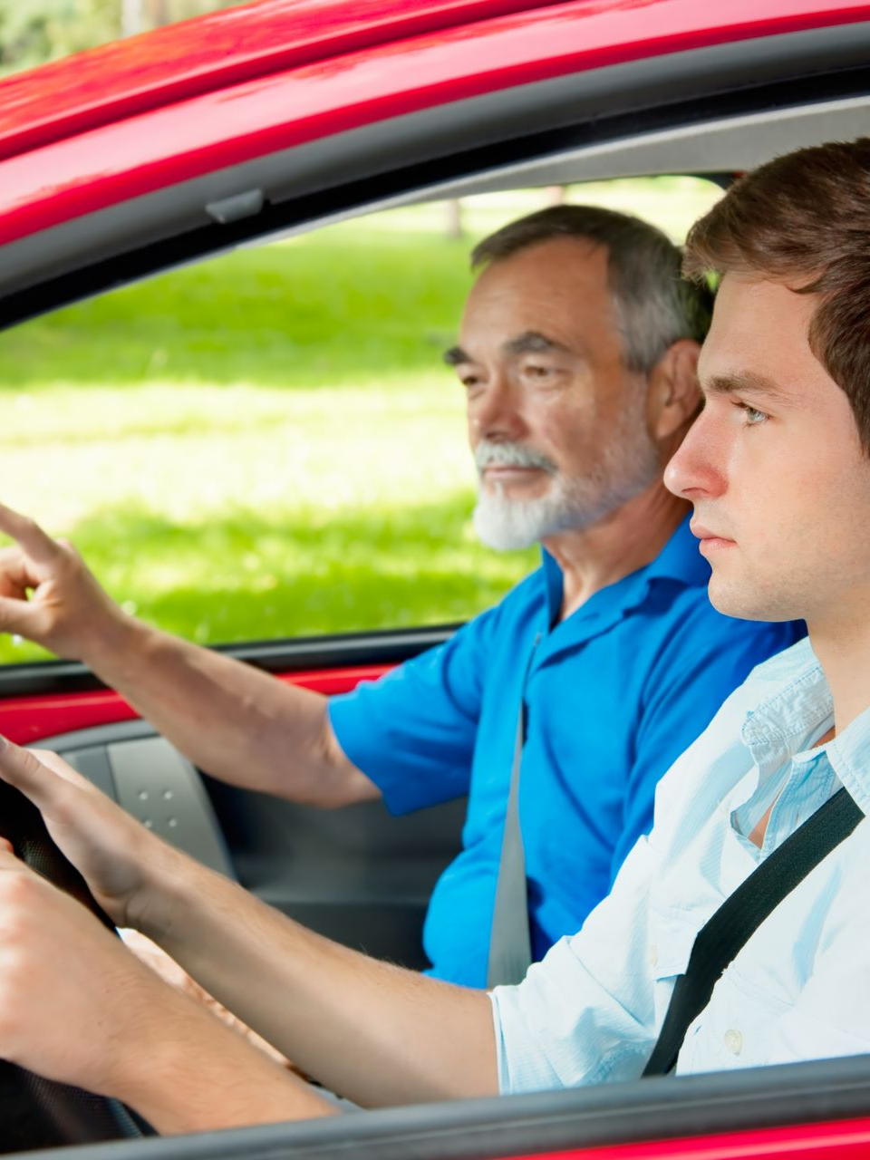 Deux personnes dans une voiture