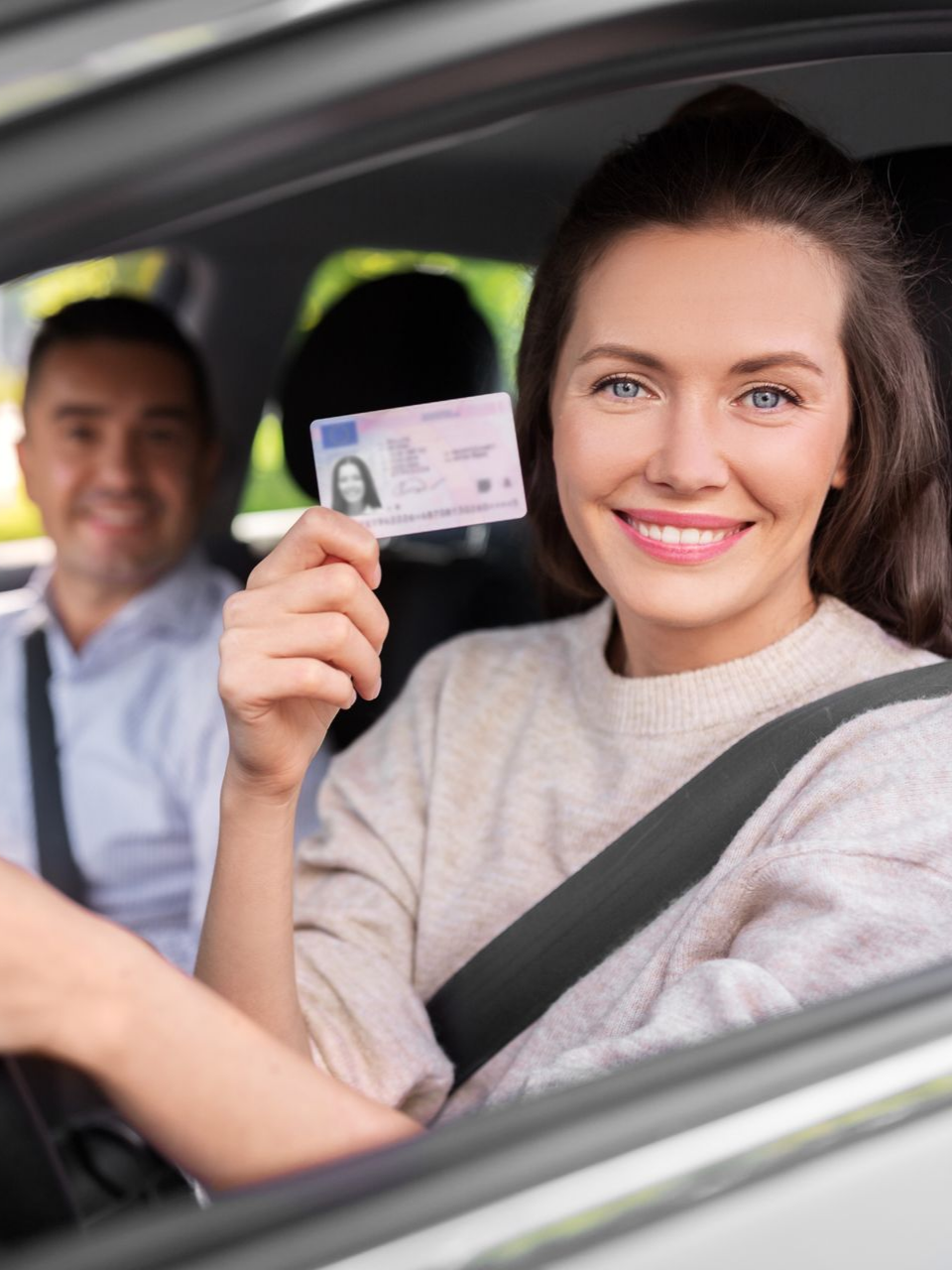 Une femme avec son permis dans la main