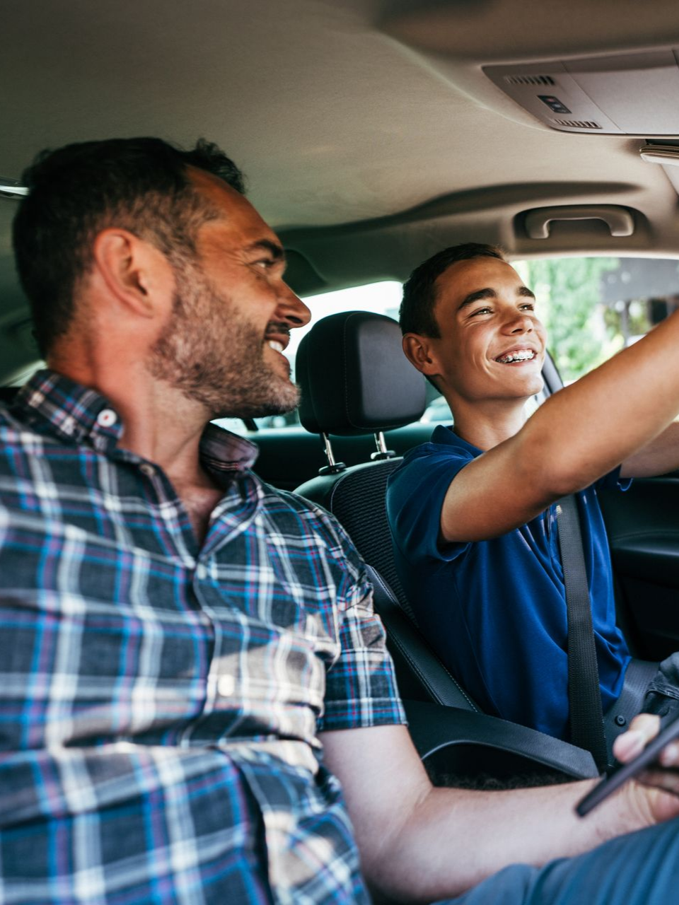 Jeune conducteur et un parent en voiture