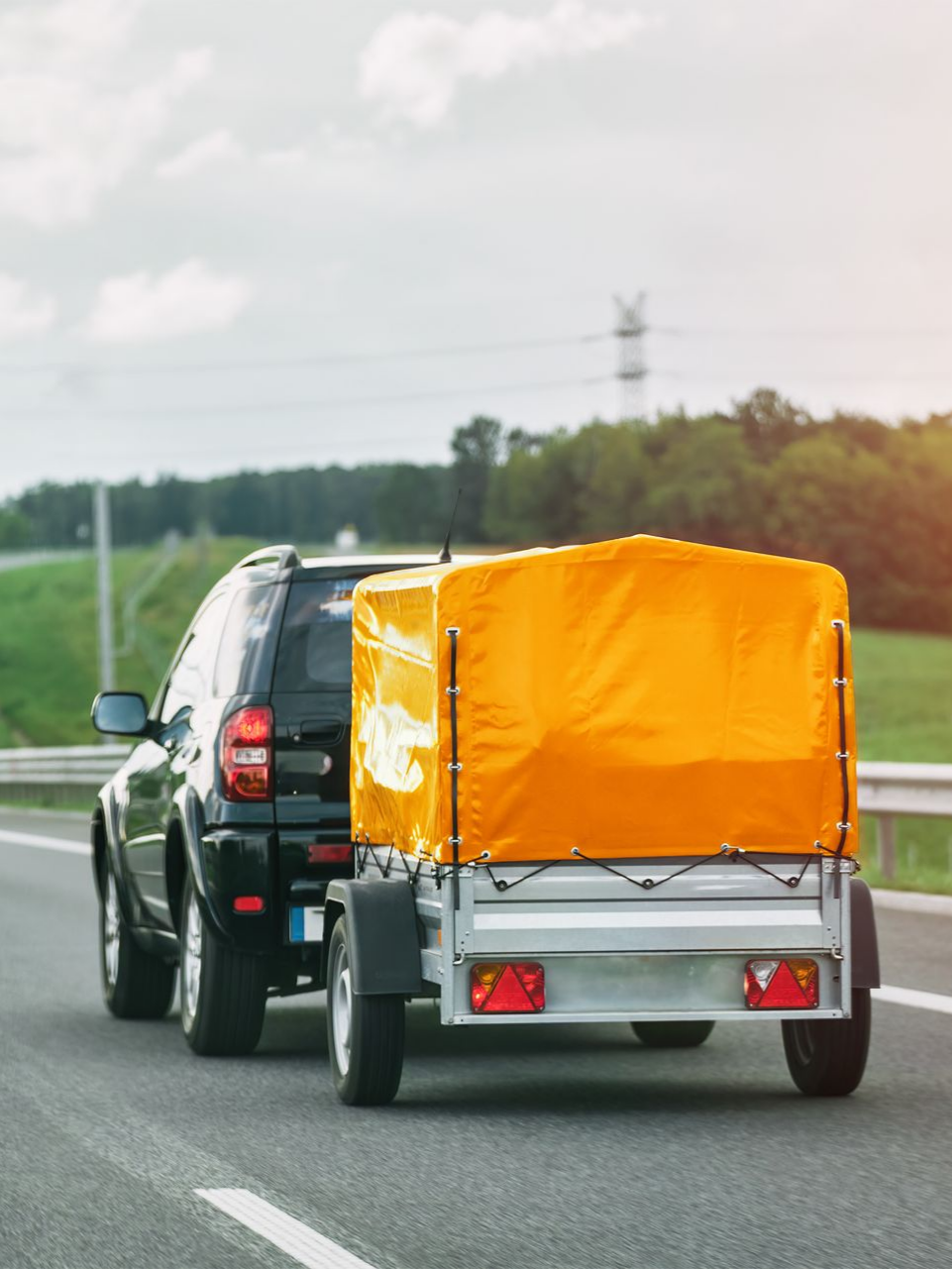 Voiture tirant une remorque jaune