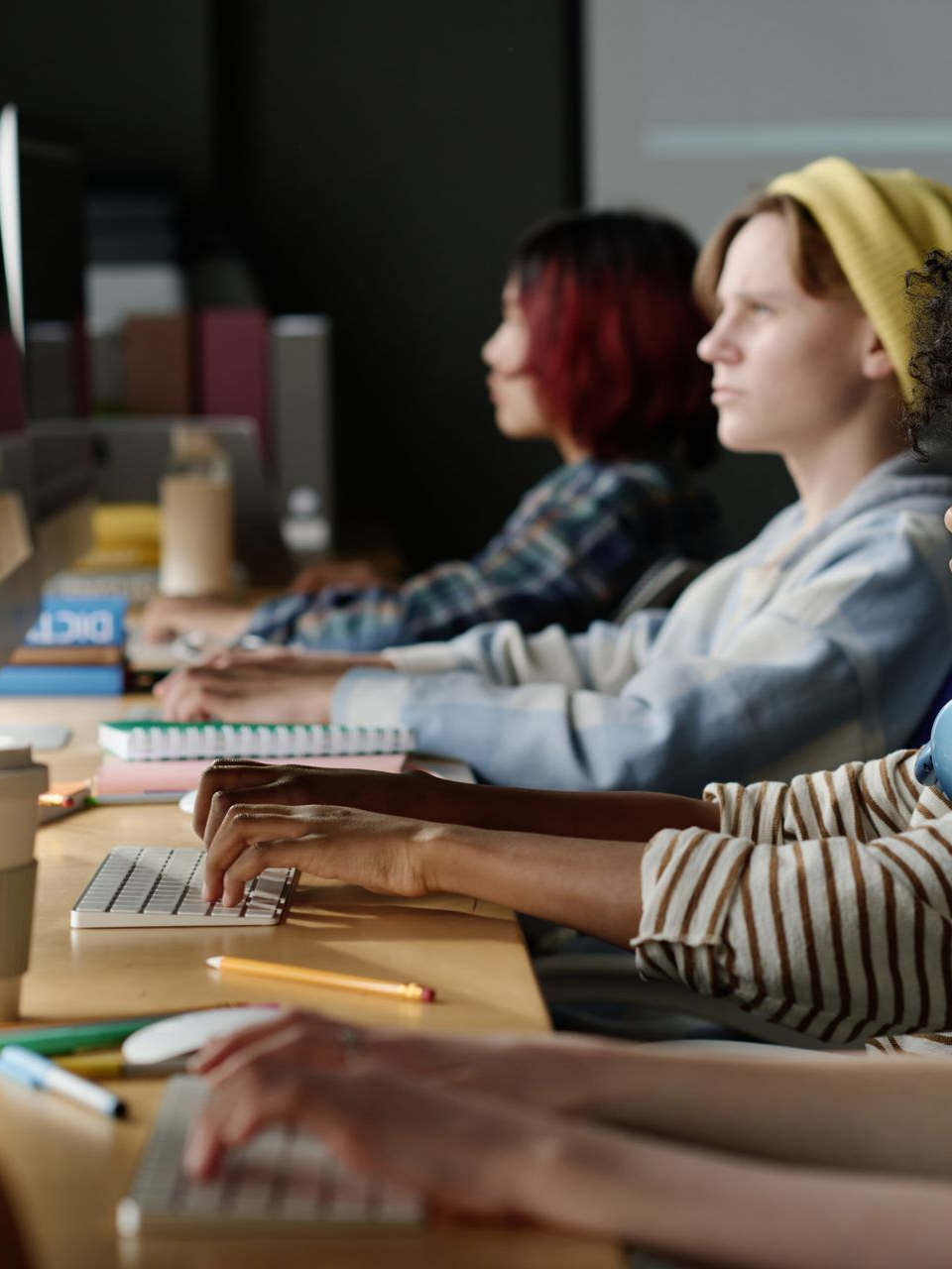 Des adolescents sur des ordinateurs