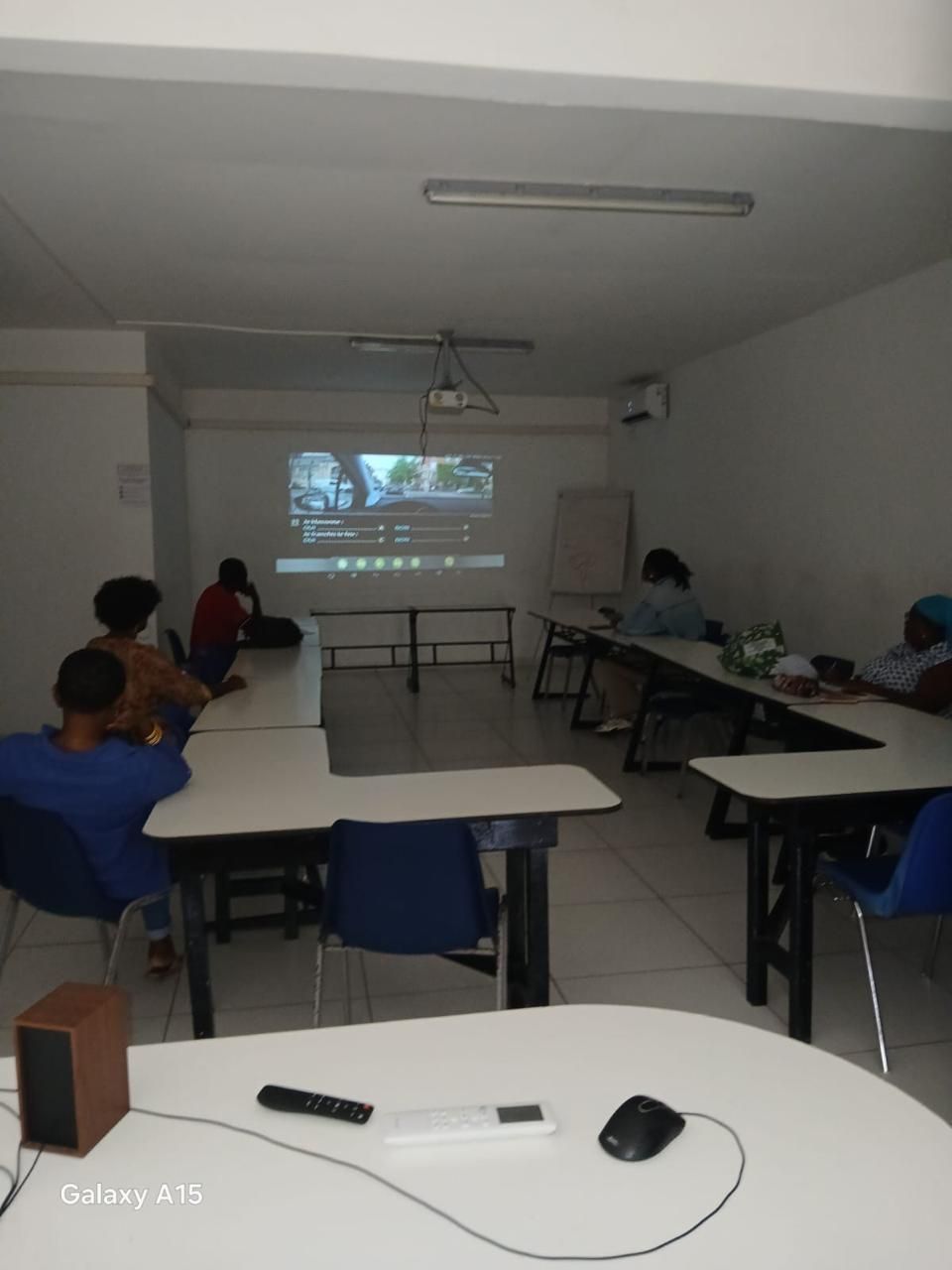 Apprentis conducteurs suivant une session de code