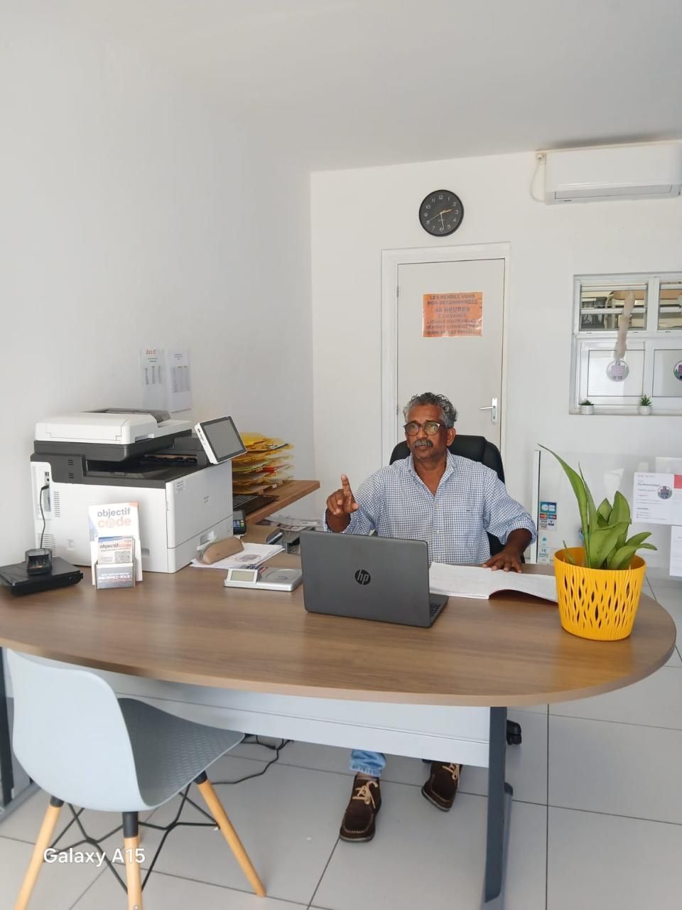 M. Virapin assis derrière son bureau