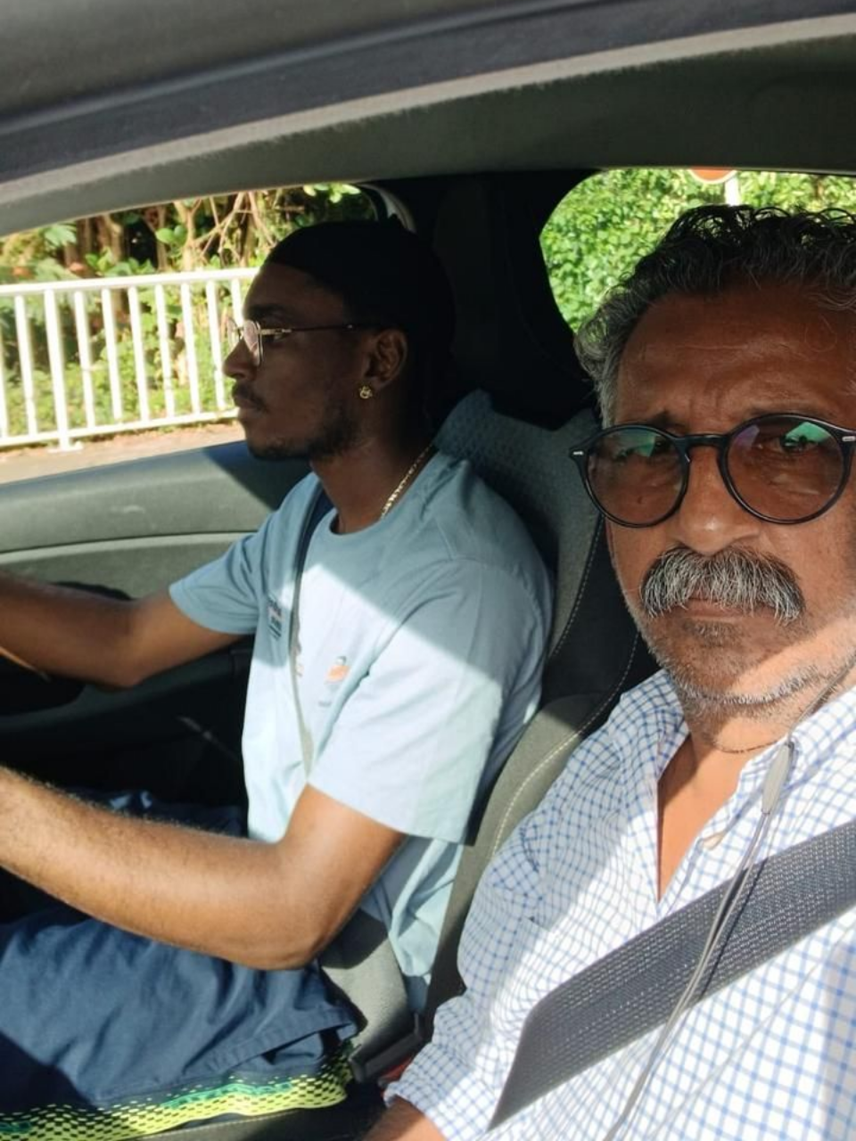 M. Virapin en leçon de conduite avec un élève